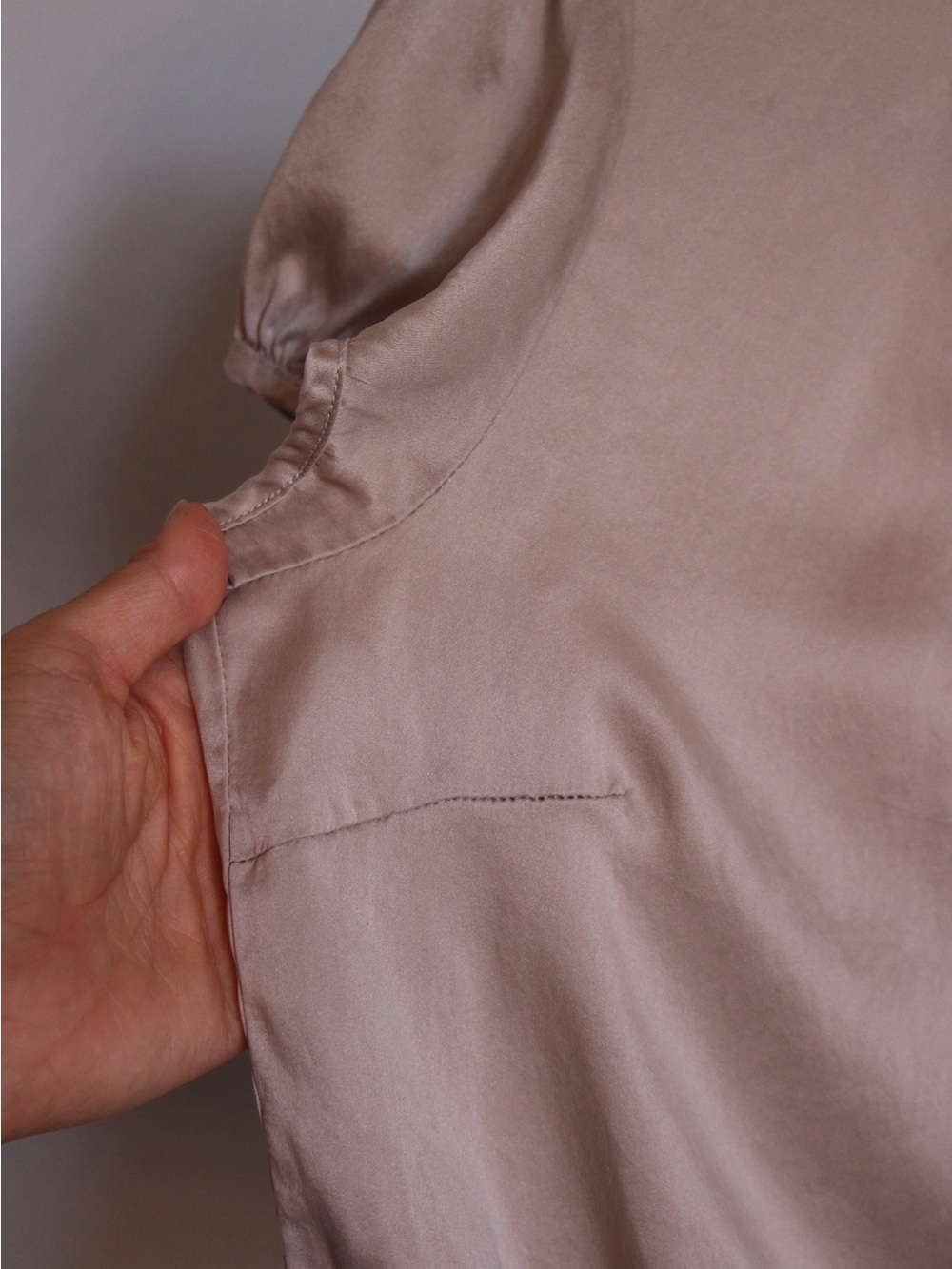 GAP 100% Silk Champagne Button Front Tie Blouse XS Peplum Puff Sleeve Y2K - Picture 7 of 14